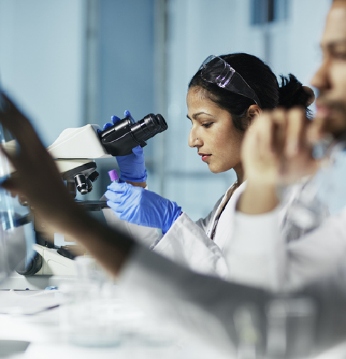 Scientifiques dans un laboratoire